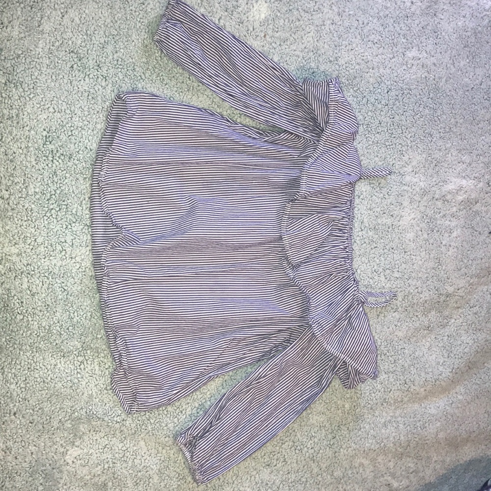 Off the shoulder stripped w/ straps cropped shirt.